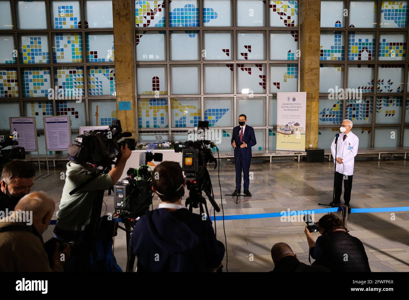 Der polnische Premierminister Mateusz Morawiecki spricht im Anschluss an das Treffen mit dem Krankenhausmanagement während einer Pressekonferenz.die Coronavirus-Pandemie hat die Schwächen des öffentlichen Gesundheitsdienstes in Polen deutlich gemacht, das aufgrund der Überbelegung und der unzureichenden staatlichen Finanzierung trotz hochqualifizierter Mitarbeiter nicht in der Lage war, die Krise zu bewältigen. Das Treffen des Premierministers mit Ärzten und der Leitung des Universitätskrankenhauses in Krakau betraf offiziell die Erweiterung der Kinderstationen, bot aber auch Gelegenheit zum Dialog über Veränderungen im Gesundheitswesen. (Foto von Filip Radwanski Stockfoto