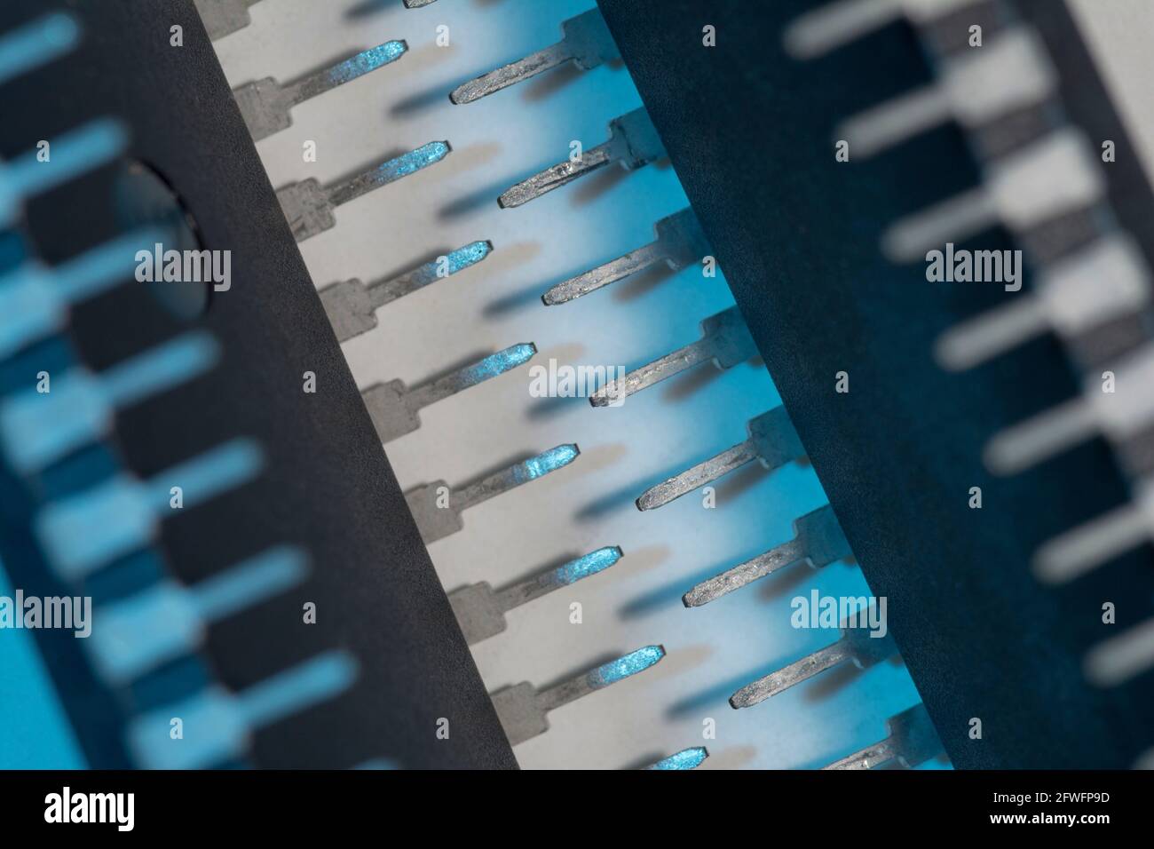 Makroaufnahme der Stiftschaltungen des Halbleiters PIC16F77-I/P von Microchip Technology. Für Elektronik abstrakt, Industriekomponenten abstrakt. Stockfoto