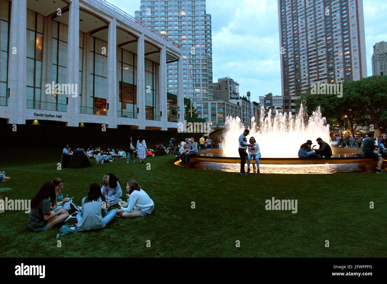 Mai 2021. New York City, USA. Menschen, die den 14.000 Quadratmeter großen Teppich aus Kunstrasen genießen, der auf dem Josie Robertson Plaza im New Yorker Lincoln Center eingerichtet wurde. Der Rasen, der von dem renommierten Bühnenbildner Mimi Lien entworfen wurde, besteht aus recycelbarem, biobasierten SYNLawn, das im Rahmen des Programms „Restart Stages“ für Aufführungen des Lincoln Center verwendet wird, um die Verbindung zur Kunst zu restimulieren, während die Stadt aus der Pandemie herauskommt. Quelle: Adam Stoltman/Alamy Live News Stockfoto