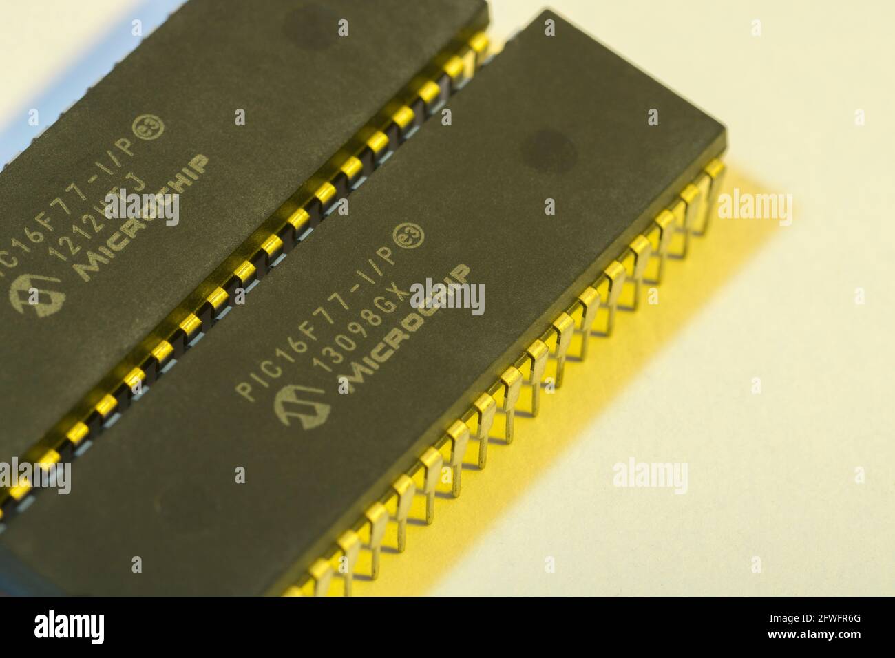 Nahaufnahme des Halbleiters PIC16F77-I/P von Microchip Technology. Für abstrakte Elektronik, abstrakte Industriekomponenten, Mikrochip-Beine. Stockfoto