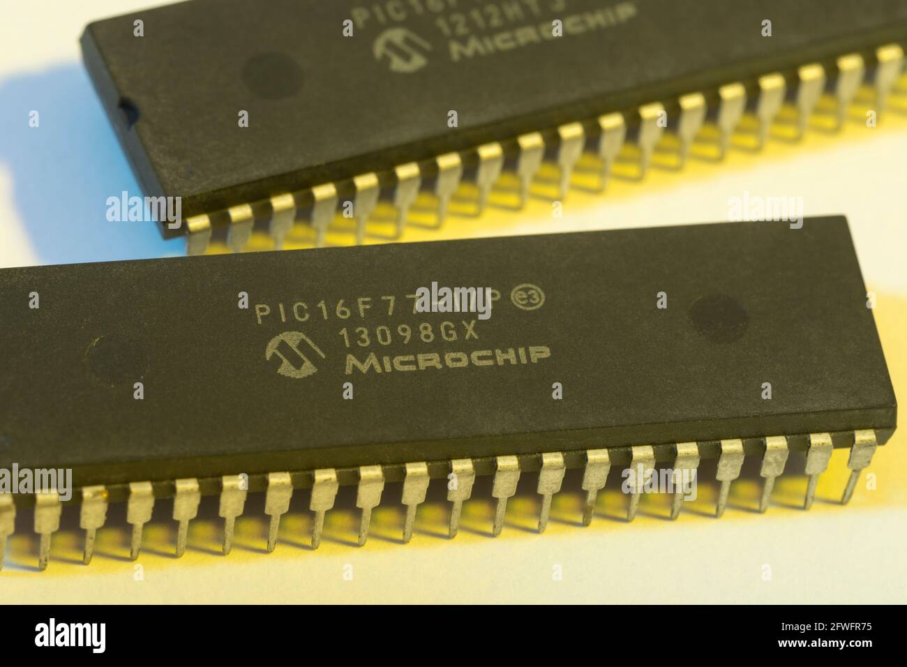 Nahaufnahme des Halbleiters PIC16F77-I/P von Microchip Technology. Für abstrakte Elektronik, abstrakte Industriekomponenten, Mikrochip-Beine. Stockfoto