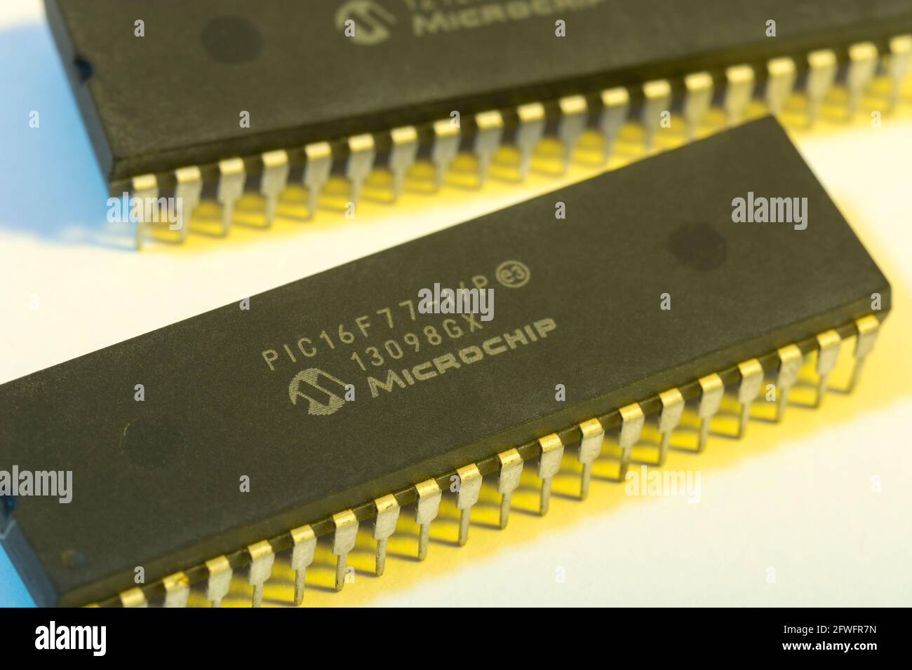 Nahaufnahme des Halbleiters PIC16F77-I/P von Microchip Technology. Für abstrakte Elektronik, abstrakte Industriekomponenten, Mikrochip-Beine. Stockfoto