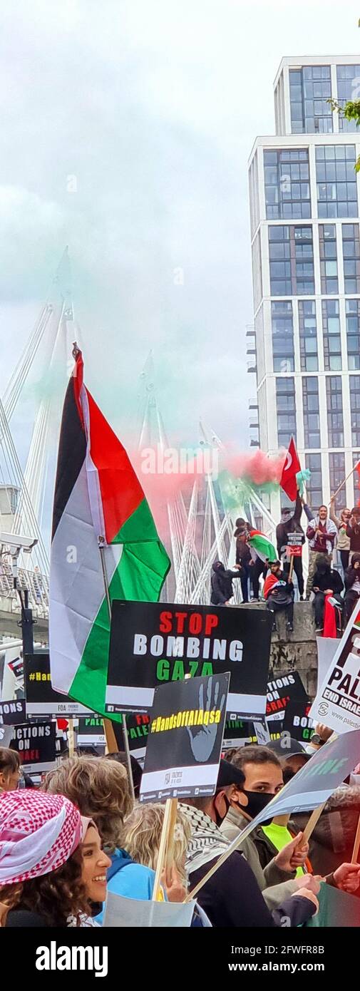 Central London, England. Mai 2021. Tausende Menschen nehmen an einer Kundgebung zur Unterstützung des freien Palästinas und zur Beendigung der illegalen Besetzung von Gaza Teil. Stockfoto