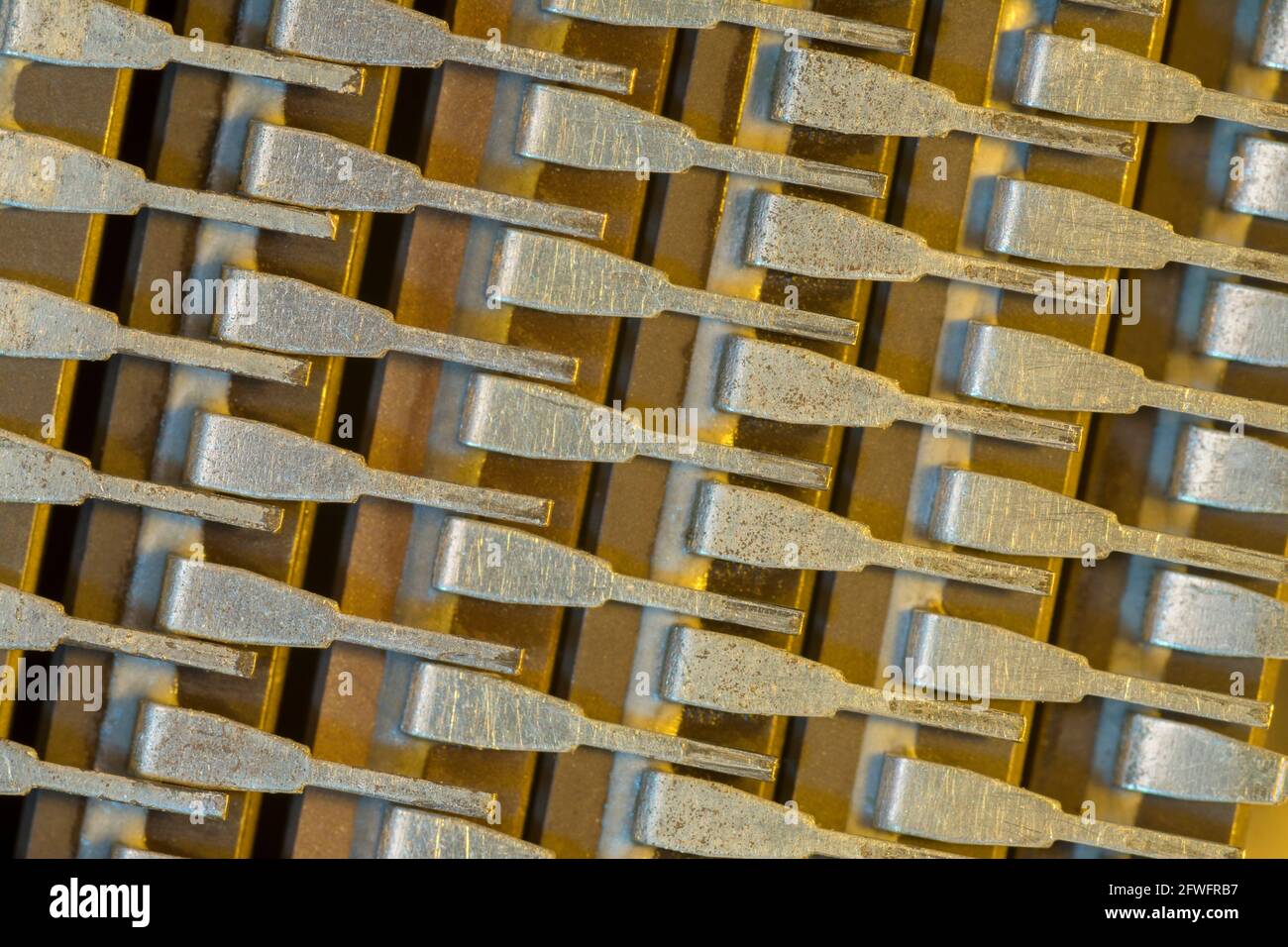 Makroaufnahme von Halbleiter-Mikrochip-Steckverbinderstiften (Marke Mitsubishi). Für abstrakte Elektronikbauteile, Mikrochip-Pinouts, Industrieabstrakt. Stockfoto