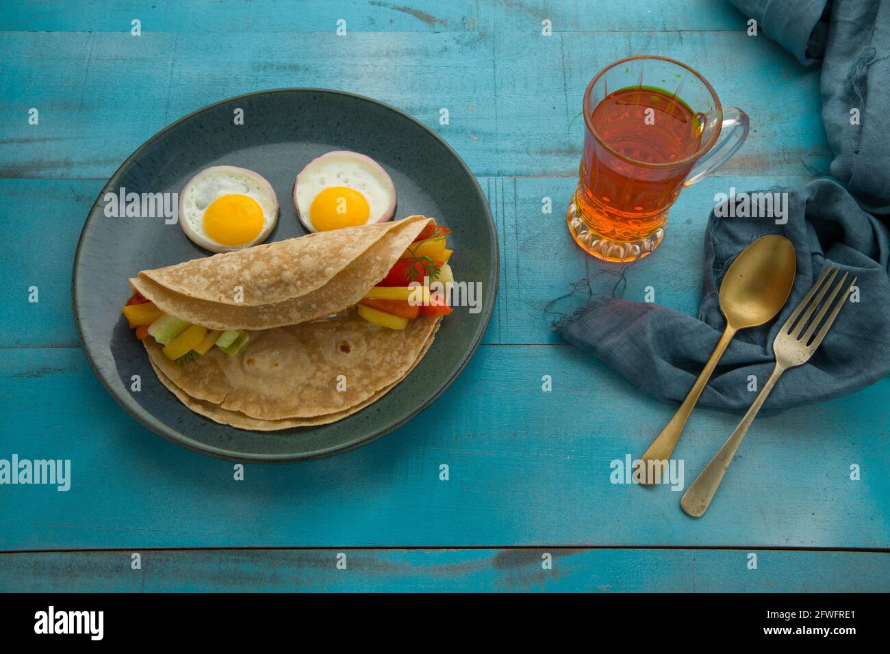 Smiley Face Food item chappati, gesunde Lebensmittel aus Weizenmehl Und es ist mit Gemüse gefüllt und Augen werden gemacht Von halbgekochten Eiern und es ist arra Stockfoto