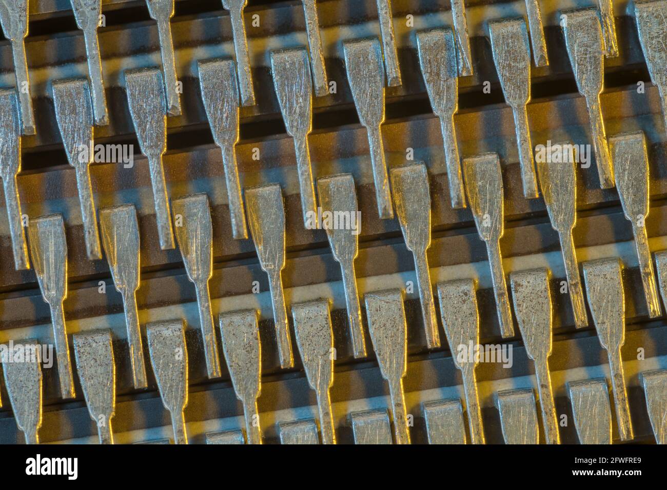 Makroaufnahme von Halbleiter-Mikrochip-Steckverbinderstiften (Marke Mitsubishi). Für abstrakte Elektronikbauteile, Mikrochip-Pinouts, Industrieabstrakt. Stockfoto