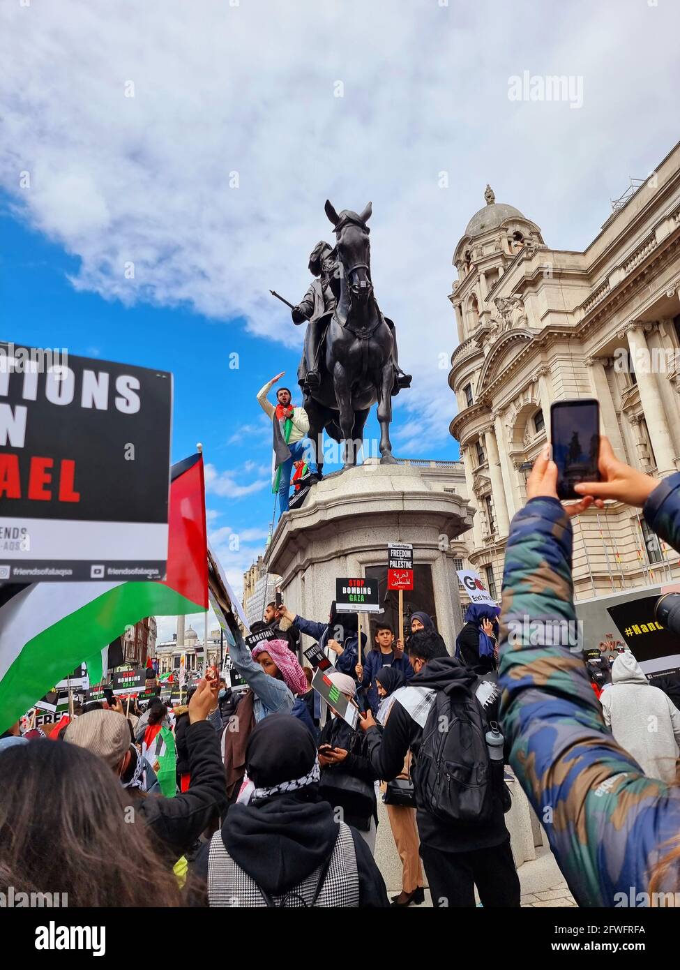 Central London, England. Mai 2021. Tausende Menschen nehmen an einer Kundgebung zur Unterstützung des freien Palästinas und zur Beendigung der illegalen Besetzung von Gaza Teil. Stockfoto