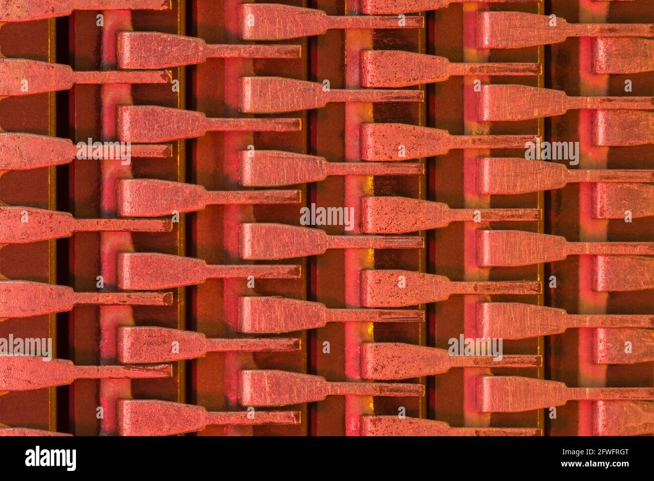 Makroaufnahme von Halbleiter-Mikrochip-Steckverbinderstiften (Marke Mitsubishi). Für abstrakte Elektronikbauteile, Mikrochip-Pinouts, Industrieabstrakt. Stockfoto