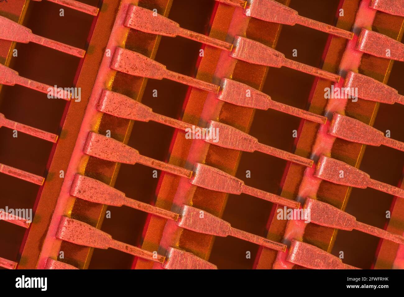 Makroaufnahme von Halbleiter-Mikrochip-Steckverbinderstiften (Marke Mitsubishi). Für abstrakte Elektronikbauteile, Mikrochip-Pinouts, Industrieabstrakt. Stockfoto
