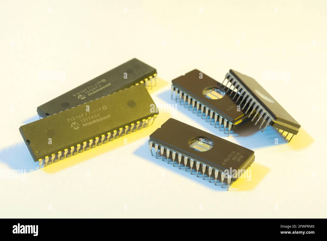 Nahaufnahme einer Masse von alten recycelten EPROM-Chips. Diese sind zwar älter [siehe Hinweise], werden aber immer noch verwendet. Für Mikrocontroller, Halbleiter Stockfoto