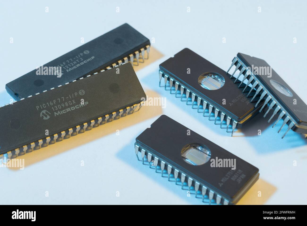 Nahaufnahme einer Masse von alten recycelten EPROM-Chips. Diese sind zwar älter [siehe Hinweise], werden aber immer noch verwendet. Für Mikrocontroller, Halbleiter Stockfoto