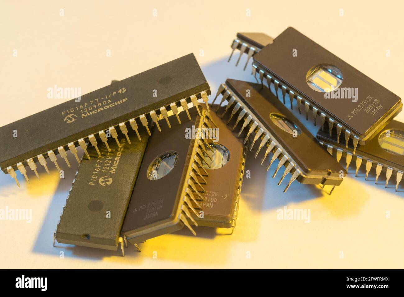 Nahaufnahme einer Masse von alten recycelten EPROM-Chips. Diese sind zwar älter [siehe Hinweise], werden aber immer noch verwendet. Für Mikrocontroller, Halbleiter Stockfoto