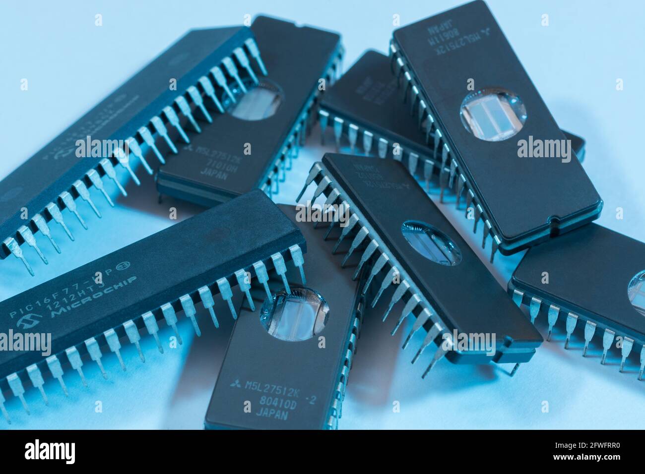 Nahaufnahme einer Masse von alten recycelten EPROM-Chips. Diese sind zwar älter [siehe Hinweise], werden aber immer noch verwendet. Für Mikrocontroller, Halbleiter Stockfoto