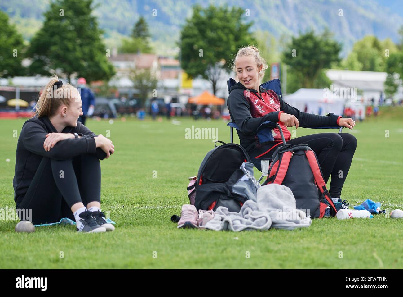 Landquart, Schweiz. 22. Mai 2021. Celine Berger (links) und Sandra Röthlin (rechts) vor dem Kugelstossen am Leichtathletik Siebenkampf Treffen 2021 in Stockfoto