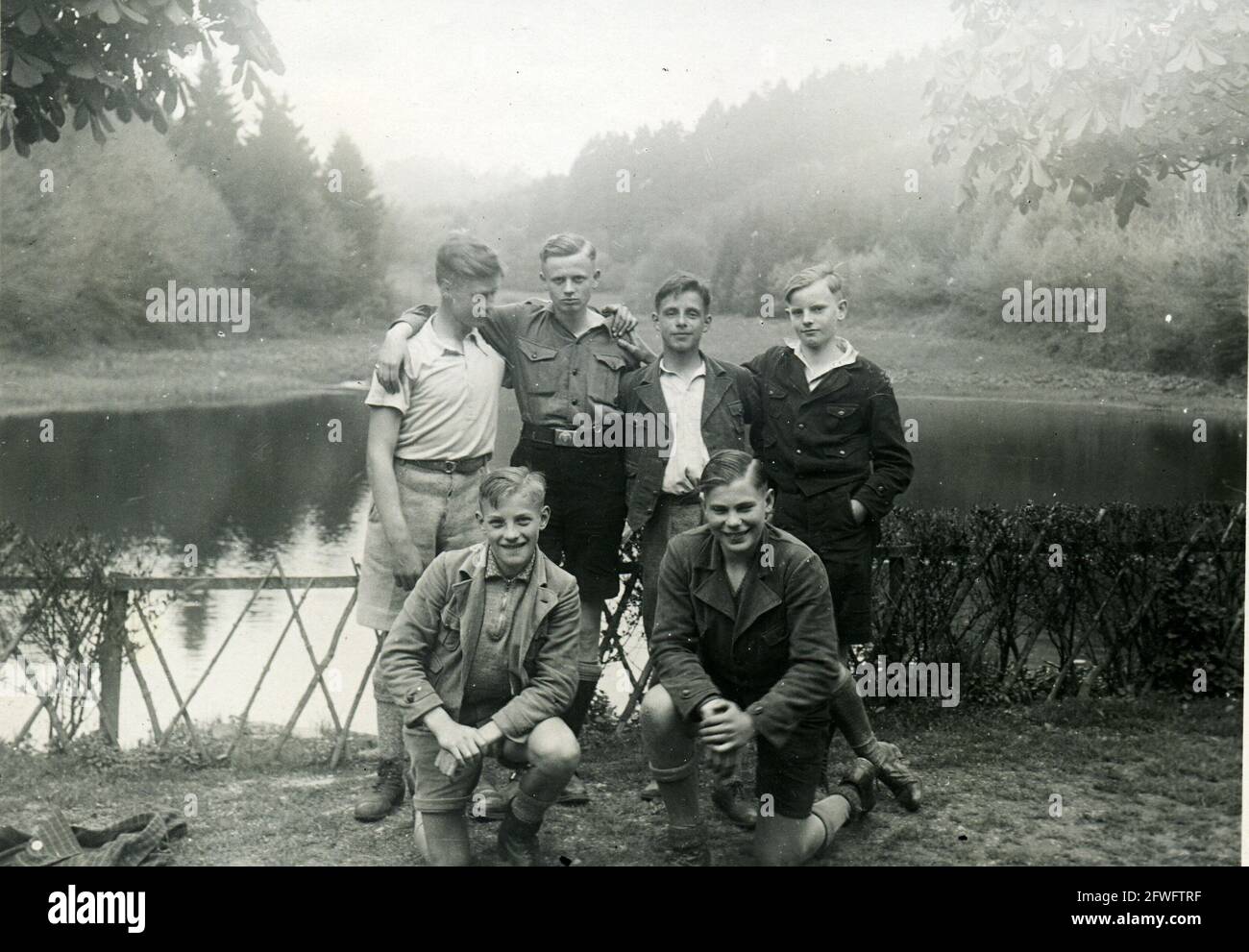 1934 - Landheim Wiesbach Eppelborn, Deutschland - EIN Mitglied der 'Hitlerjugend» mit seinen Freunden. Stockfoto