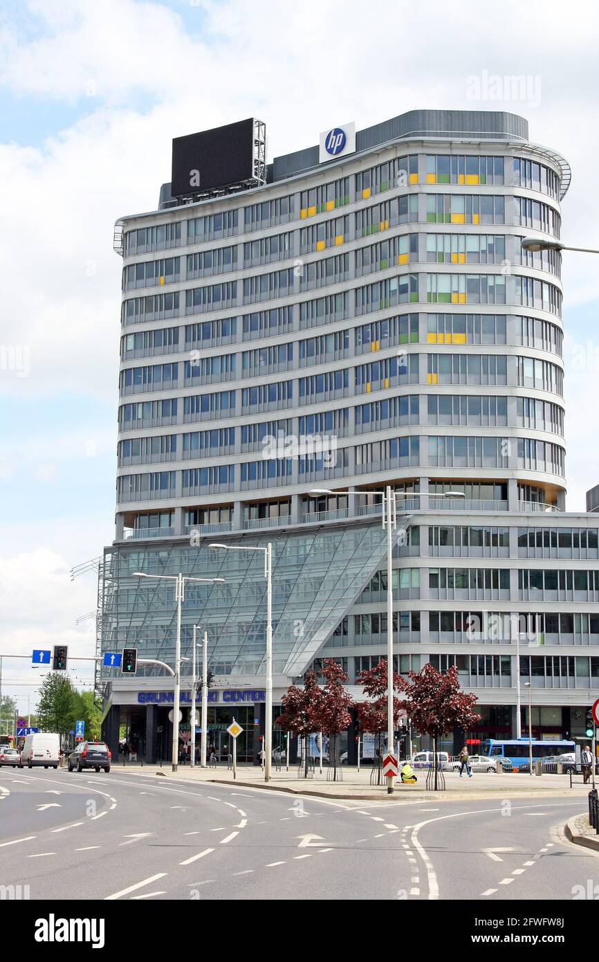 Das Grunwaldzki Center, ein 12-stöckiger Bürokomplex mit langen unteren Flügeln mit Blick auf den Reagan-Kreisverkehr in Breslau, Polen, wurde 2007-09 erbaut Stockfoto