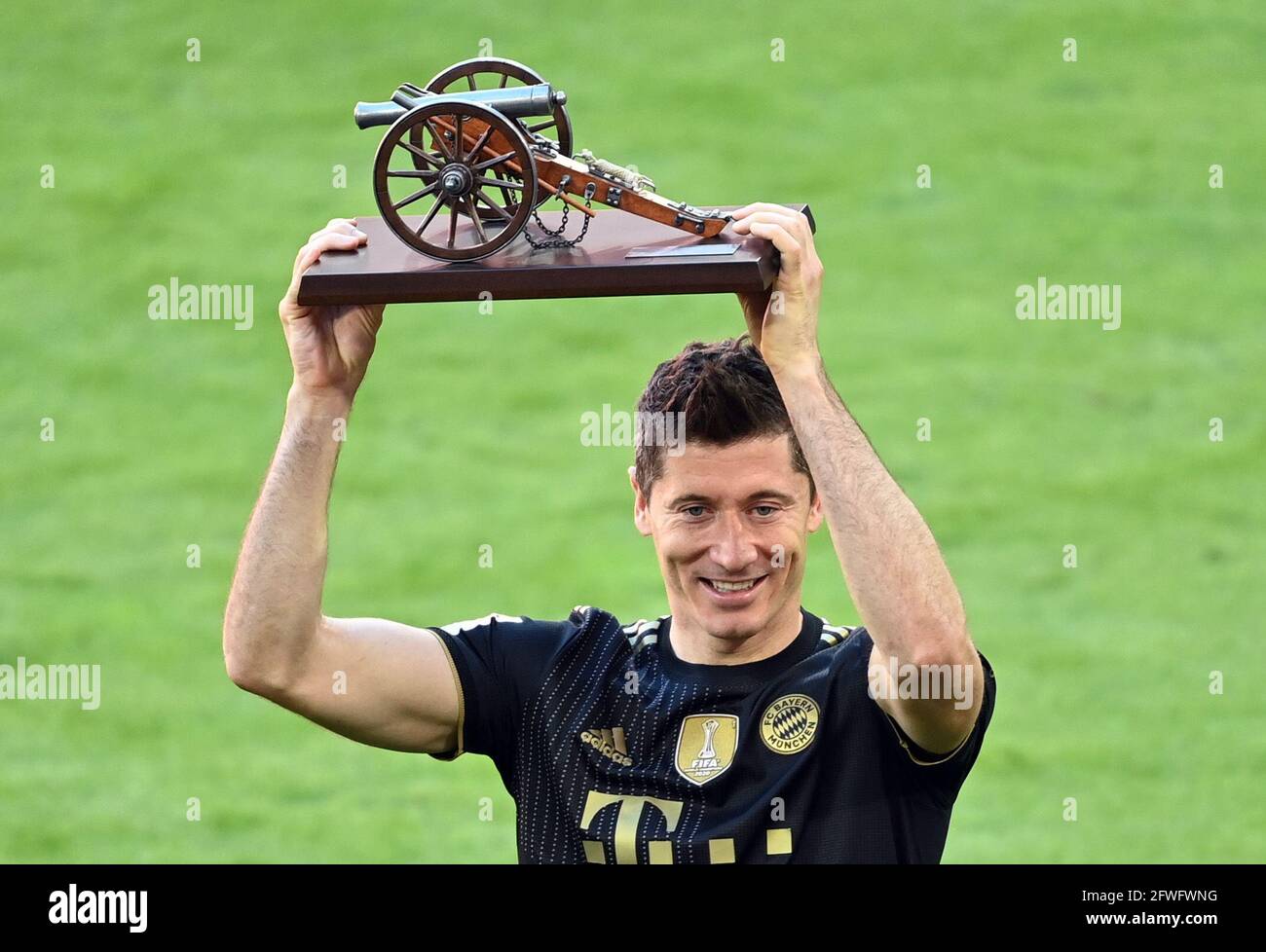 München, Deutschland. Mai 2021. Fußball: Bundesliga, FC Bayern München - FC  Augsburg, Matchday 34 in der Allianz Arena. Der Münchner Robert Lewandowski  erhält die Krone des Torschützen für die meisten Bundesliga-Tore der