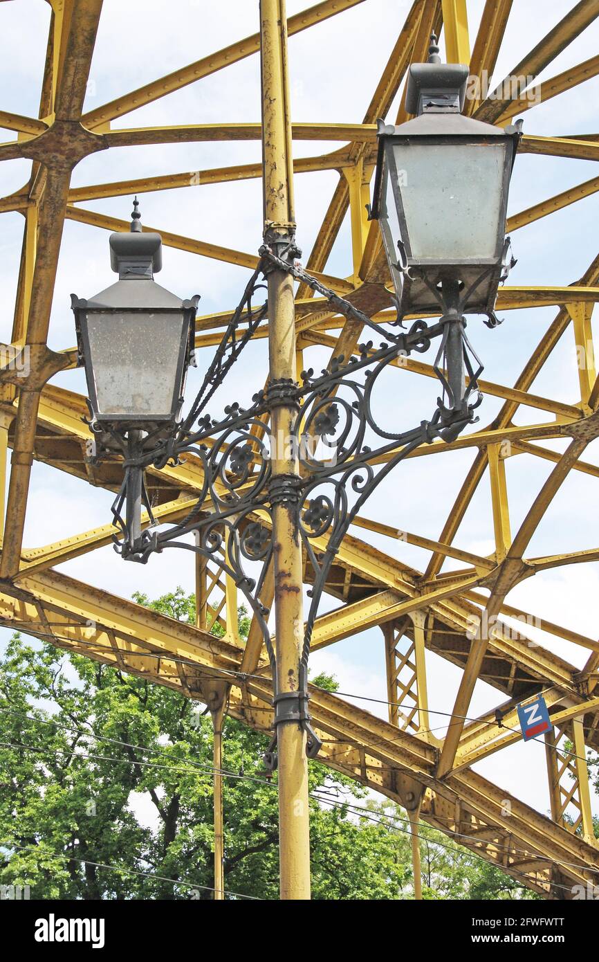 Die Zwierzyniecki-Brücke über die oder, in Breslau, Polen, mit 2 parallel verspannten Stahlbogenstützen und ziemlich seltsamen roten Sandsteinobelisken. Stockfoto