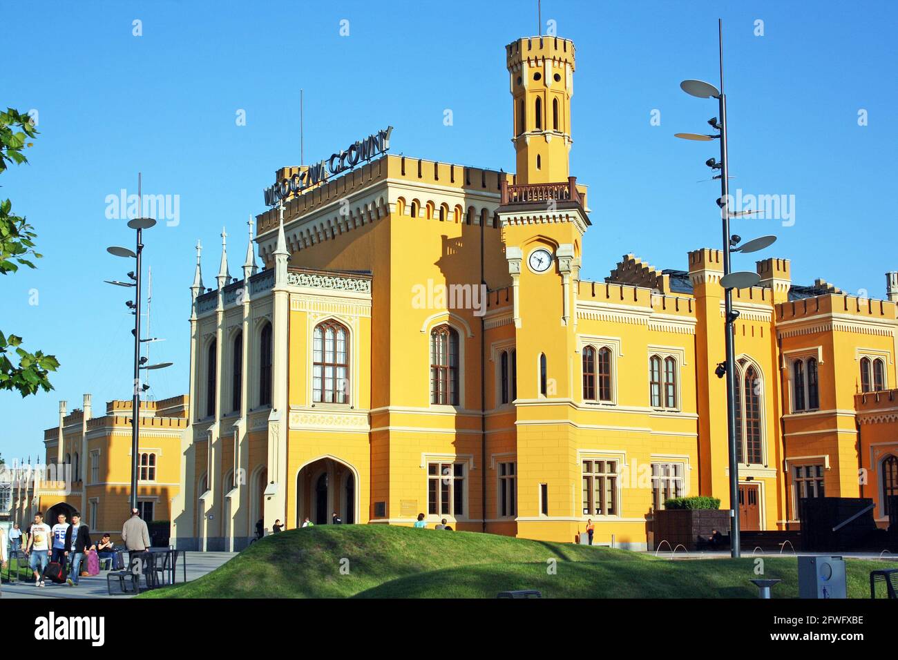Bahnhof Breslau Glowny, erbaut 1855-7, entworfen vom königlichen preußischen Architekten Wilhelm Grapow, seitdem erweitert; Steinarbeiten in sattem Gelb gestrichen Stockfoto