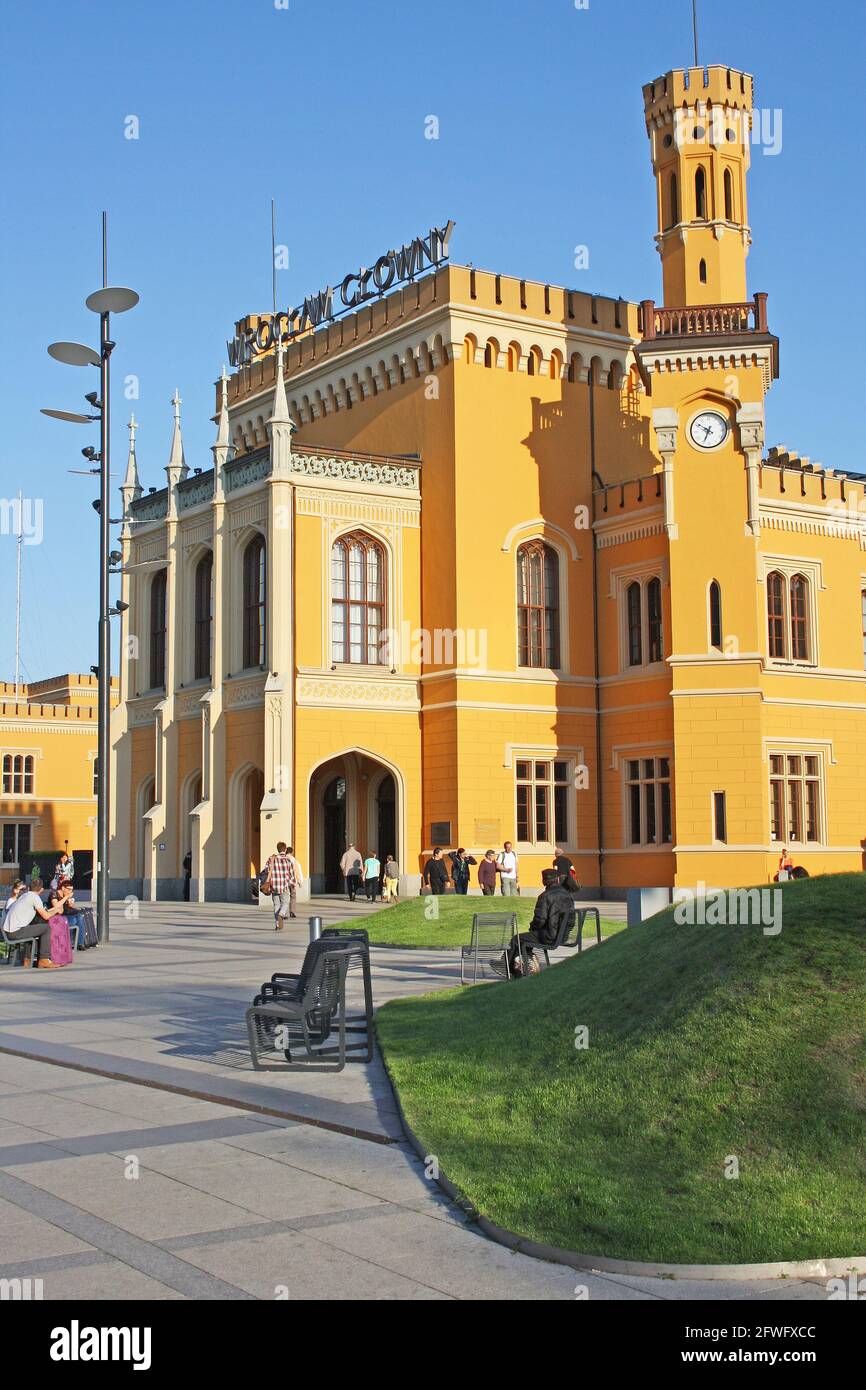 Bahnhof Breslau Glowny, erbaut 1855-7, entworfen vom königlichen preußischen Architekten Wilhelm Grapow, seitdem erweitert; Steinarbeiten in sattem Gelb gestrichen Stockfoto