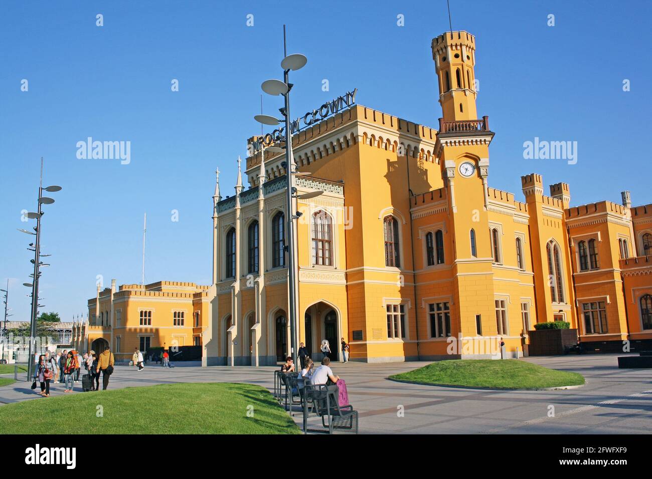 Bahnhof Breslau Glowny, erbaut 1855-7, entworfen vom königlichen preußischen Architekten Wilhelm Grapow, seitdem erweitert; Steinarbeiten in sattem Gelb gestrichen Stockfoto