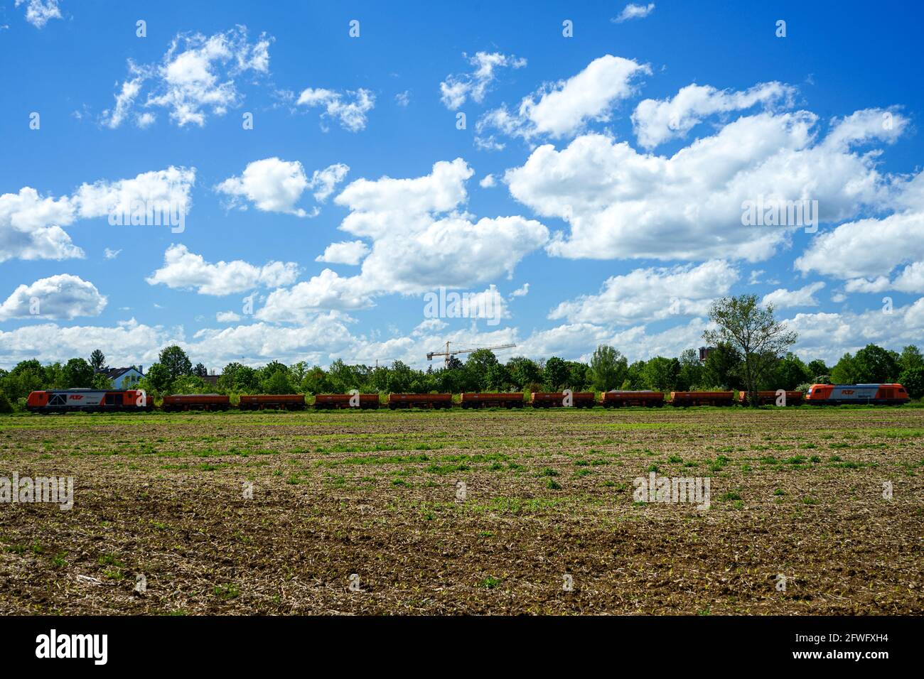 Blick auf einen geparkten Güterzug mit zwei Lokomotiven und zahlreichen Güterwagen in Harthaus, Germer, Fürstenfeldbruck. Stockfoto