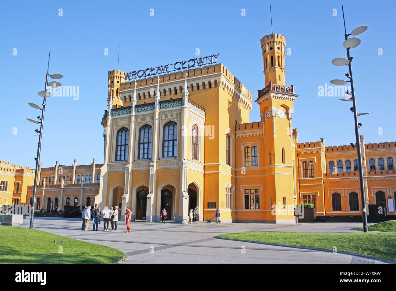 Bahnhof Breslau Glowny, erbaut 1855-7, entworfen vom königlichen preußischen Architekten Wilhelm Grapow, seitdem erweitert; Steinarbeiten in sattem Gelb gestrichen Stockfoto