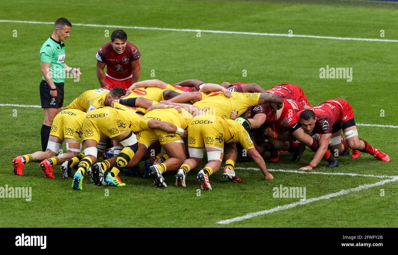 London, England, 22. Mai 2021, Rugby Union, Heineken Champions Cup Final, La Rochelle gegen Toulouse, Twickenham, 2021, 22/05/2021 Antoine Dupont von Toulouse watches the scrum Credit:Paul Harding/Alamy Live News Stockfoto