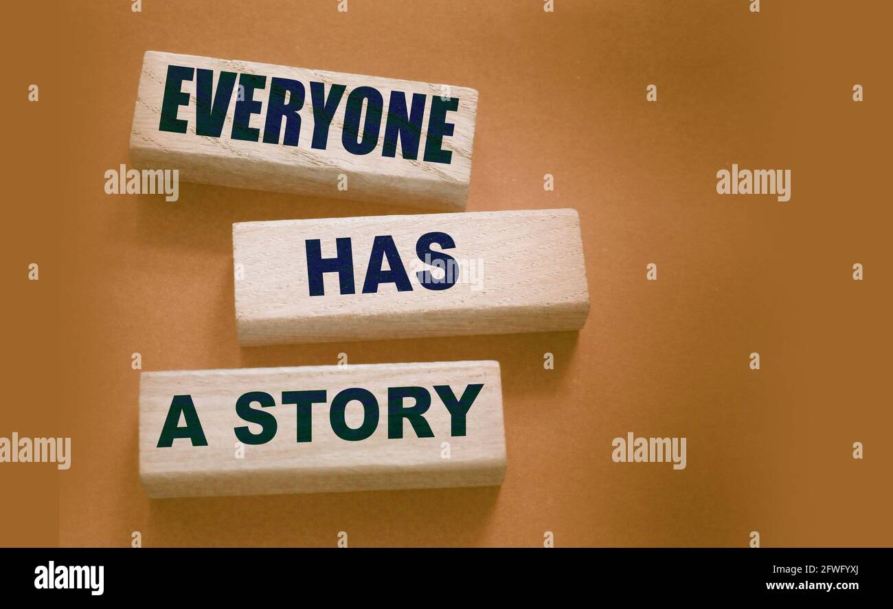Jeder hat ein Geschichtenwort auf Holzblock geschrieben. Storytelling Copywriting Geschäftskonzept. Stockfoto
