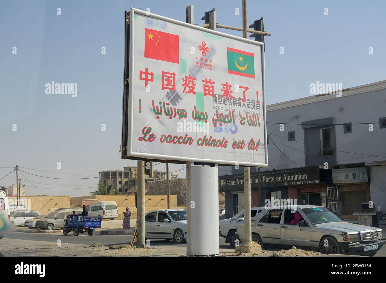 MAURETANIEN, Nouakchott, Corona Pandemie, Plakatwerbung für chinesischen COVID-19-Impfstoff Coronavac des chinesischen Pharmaunternehmens Sinovac Biotech / MAURETANIEN, Nuakschott, Corona Pandemie, Plakatwerbung für chinesischen Corona Impfstoff Sinovac gegen Covid-19 Stockfoto