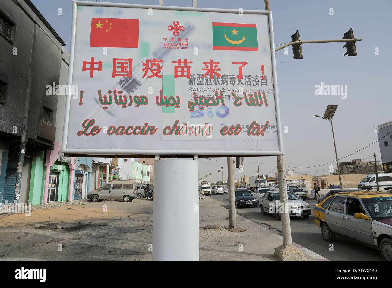 MAURETANIEN, Nouakchott, Corona Pandemie, Plakatwerbung für chinesischen COVID-19-Impfstoff Coronavac des chinesischen Pharmaunternehmens Sinovac Biotech / MAURETANIEN, Nuakschott, Corona Pandemie, Plakatwerbung für chinesischen Corona Impfstoff Sinovac gegen Covid-19 Stockfoto