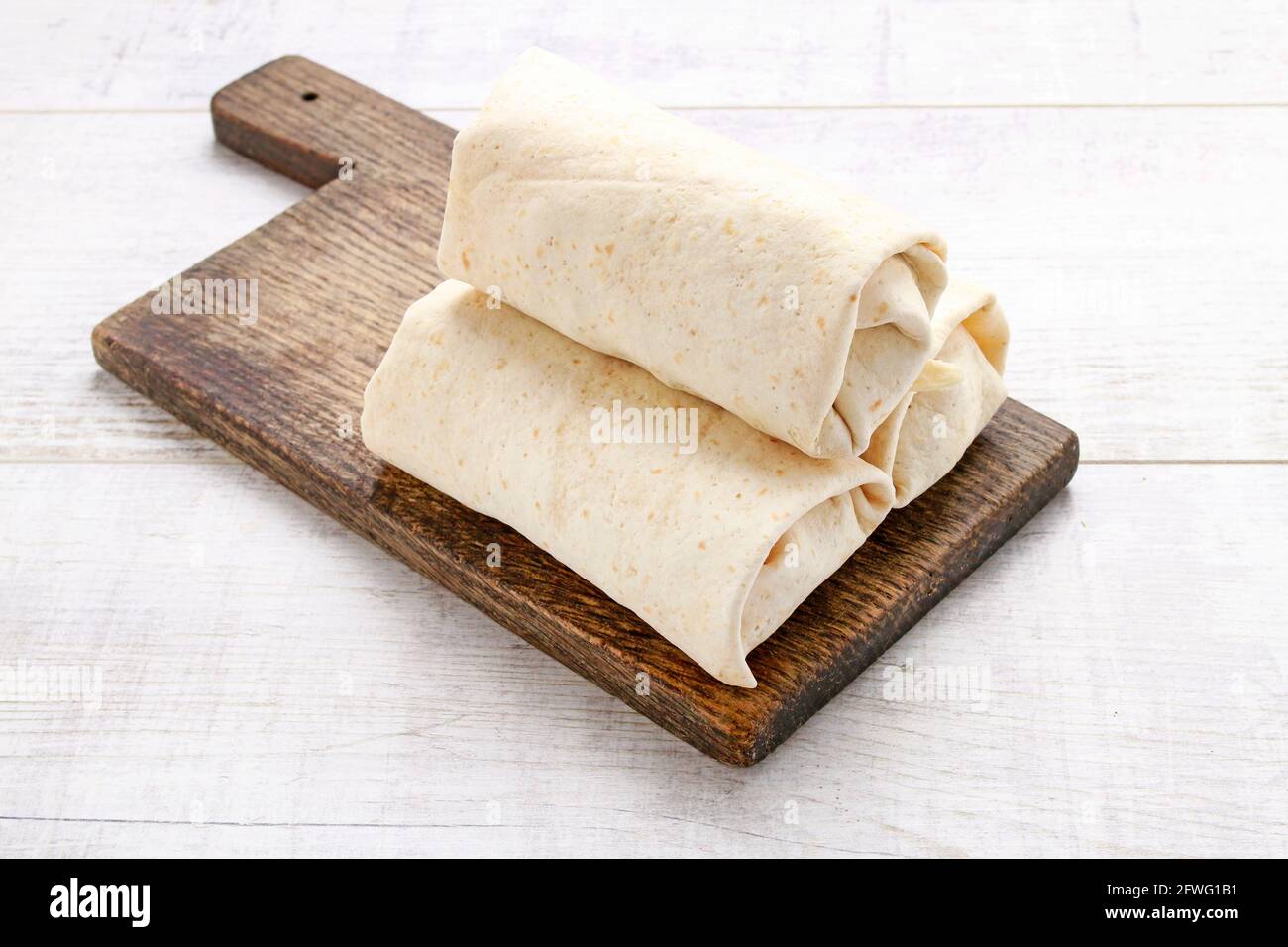 Ein Burrito - mexikanisches Gericht, das aus einer Mehl-Tortilla mit verschiedenen Zutaten besteht. Mittagsgericht Stockfoto