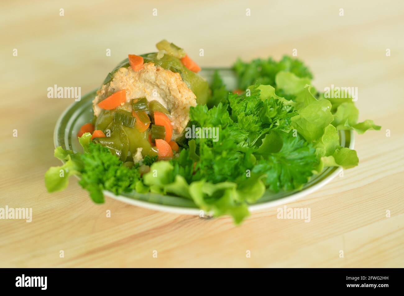 Salat mit Hühnchen und Gemüse aus der Nähe Stockfoto