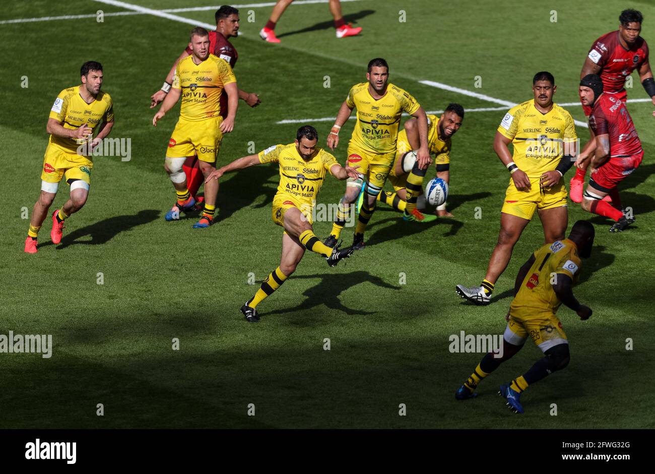 London, England, 22. Mai 2021, Rugby Union, Heineken Champions Cup Final, La Rochelle gegen Toulouse, Twickenham, 2021, 22/05/2021 Geoffrey Doumayrou von La Rochelle schießt den Ball weg Credit:Paul Harding/Alamy Live News Stockfoto