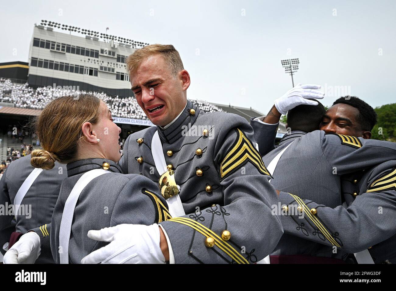 New York, USA. Mai 2021. Die Absolventen von West Point feiern am Ende der Abschlussfeier der United States Military Academy Class of 2021 im Michie Stadium, West Point, NY, 22. Mai 2021. (Foto von Anthony Behar/Sipa USA) Quelle: SIPA USA/Alamy Live News Stockfoto