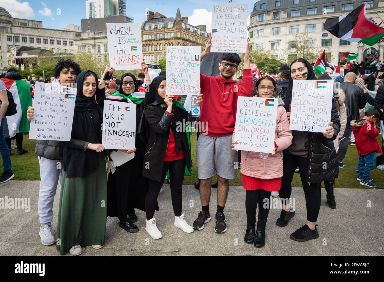 Manchester, Großbritannien. Mai 2021. Die Demonstranten posieren mit Plakaten, die ihre Meinung ausdrücken, während einer Demonstration der Freien Palästinas. Trotz einer Waffenruhe über den Gazastreifen dauern die Proteste weltweit an.die Proteste wurden ausgelöst, nachdem israelische Truppen versucht hatten, Demonstranten aus dem Dorf Sheikh Jarrah zu bewegen, wo Familien aufgrund der Landbesetzung vertrieben wurden. (Foto von Andy Barton/SOPA Images/Sipa USA) Quelle: SIPA USA/Alamy Live News Stockfoto