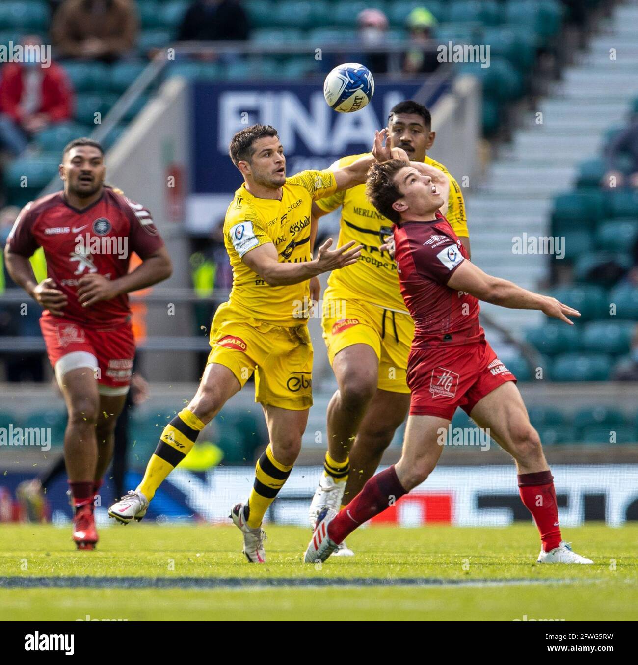 Twickenham London Grossbritannien Mai 21 European Rugby Champions Cup Final La Rochelle Gegen Toulouse Brice Dulin Von La Rochelle Und Antoine Dupont Von Toulouse Versuchen Den Lockeren Ball Zu Ergattern Credit Action