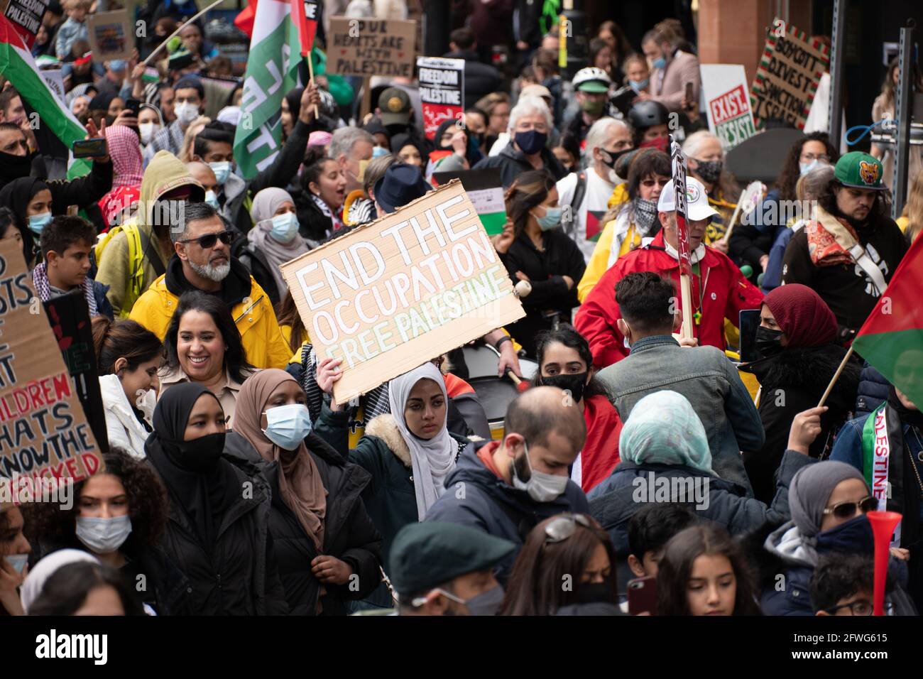 Manchester, Großbritannien. Mai 2021. Palästina protestiert gegen Manchester UK. Die Demonstration begann am 22. Mai 2021 um 12 Uhr. Der Protest sollte die Unterstützung für das palästinensische Volk und gegen die jüngste Eskalation des Konflikts in der Region zeigen. In Palästina ist das palästinensische Volk nach Raketen, die von der regierenden Hamas-militanten Gruppe aus Gaza abgefeuert wurden, einem ständigen Sperrfeuer aus Israel ausgesetzt. Ein Waffenstillstand wurde angekündigt. Der Waffenstillstand begann am Freitag, den 20. Mai 2021, und endete damit 11 Tage lang, in denen mehr als 250 Menschen getötet wurden, die meisten davon in Gaza. Quelle: GARY ROBERTS/Alamy Live Stockfoto