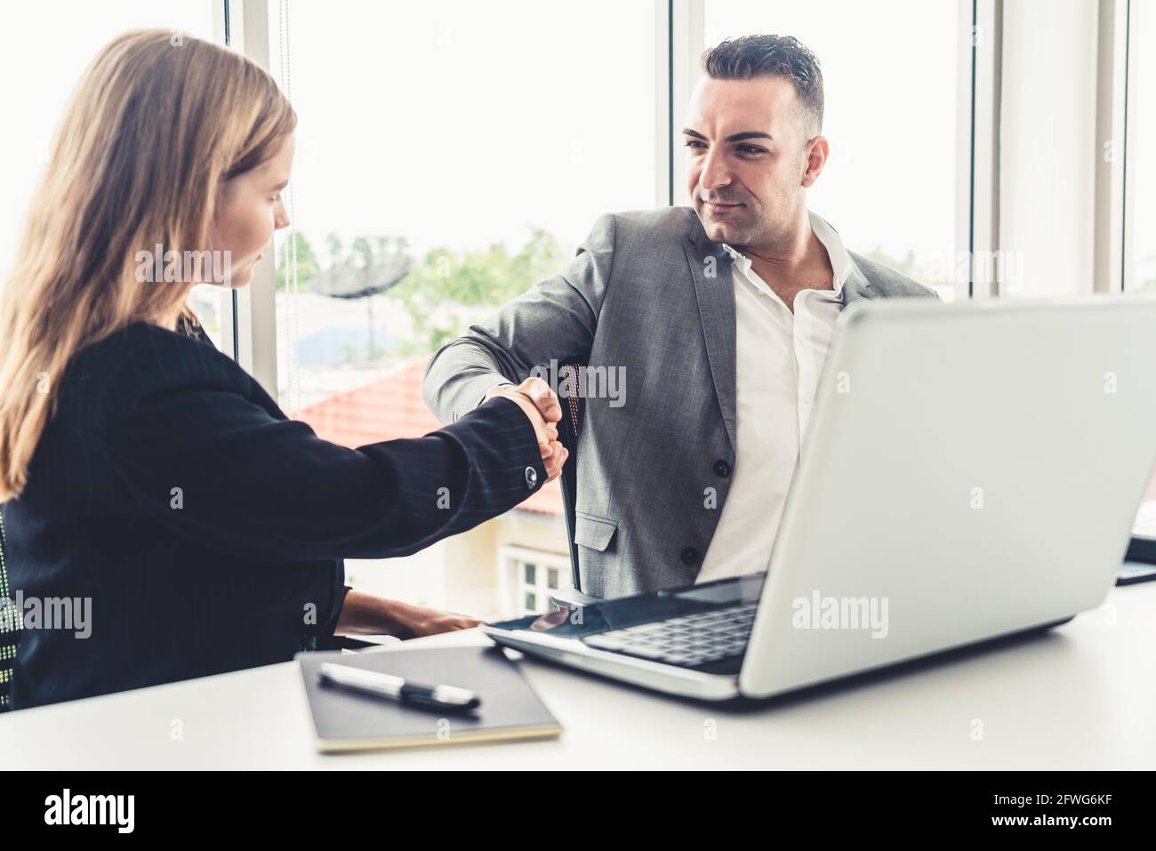 Geschäftsmann executive Handshake mit geschäftsfrau Arbeiter in modernen Arbeitsplatz Büro. Menschen corporate business Angebote Konzept. Stockfoto