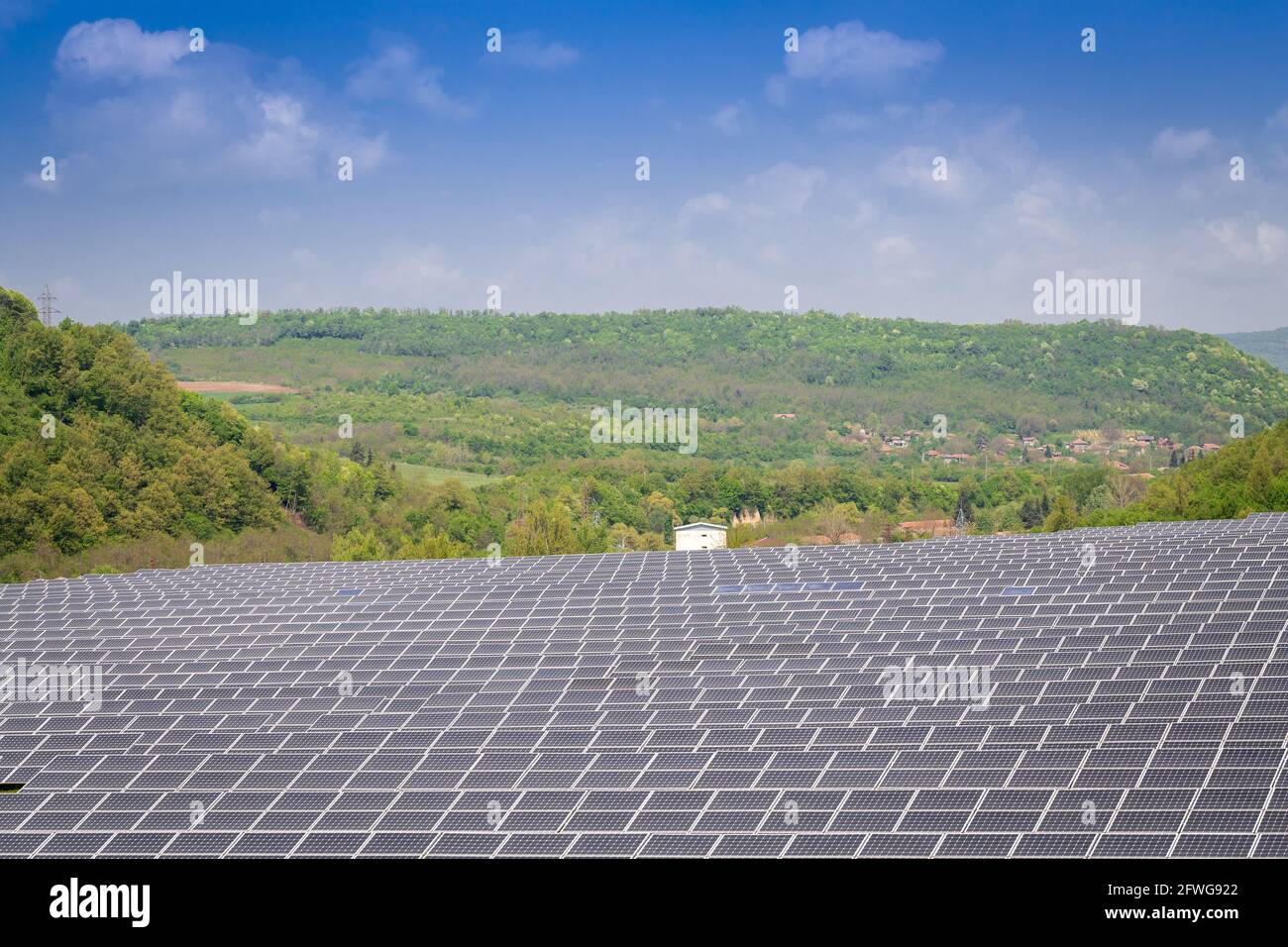 Extraktion von ökologisch sauberer grüner Energie in einem Park von Photovoltaik in der Natur Stockfoto