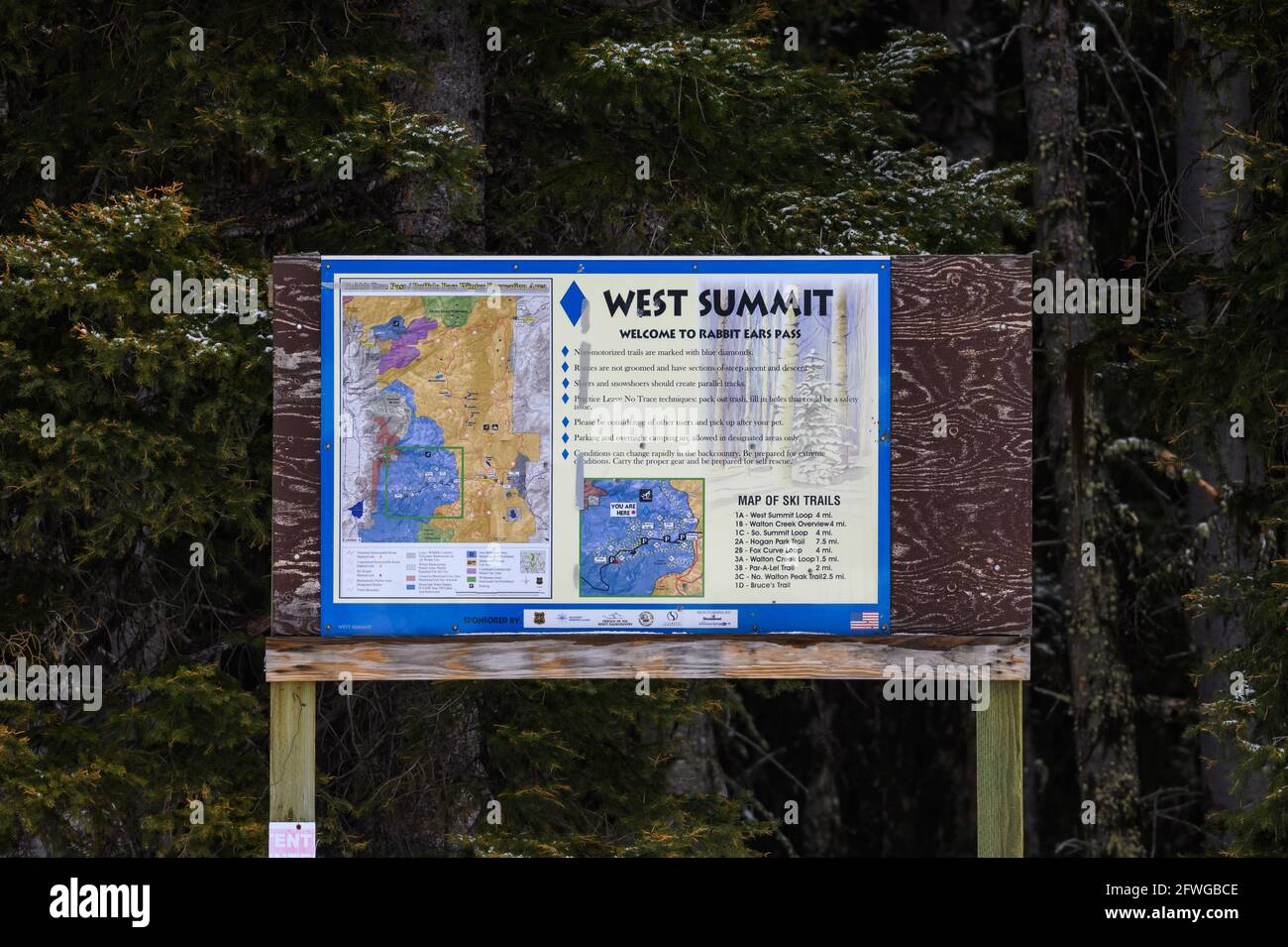 Eine Skikarte des West Summit, die auf einem Schild am Rabbit Pass, Colorado, USA, angebracht ist. Stockfoto
