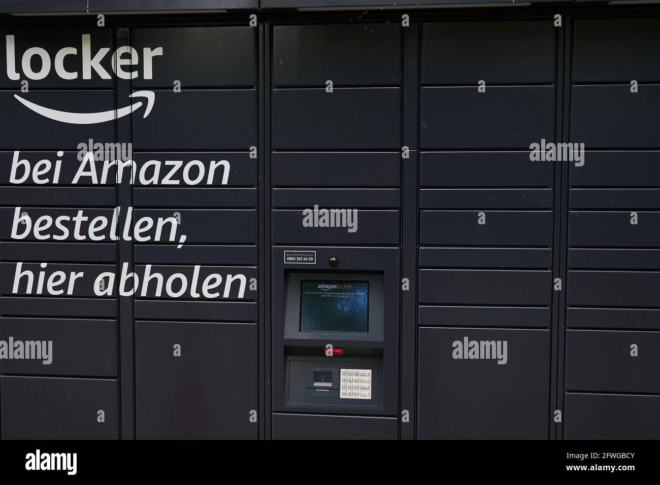 Berlin, Deutschland - 21. Mai 2021: Schwarze Amazon Schließfächer für Pakete von Kunden. Stockfoto