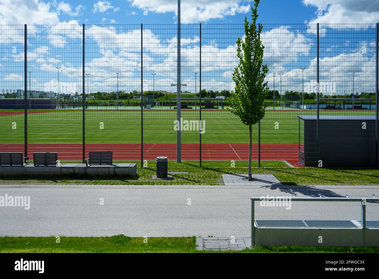 Freiham Sports Center ist das neueste größte Sportzentrum in München: Plätze für Basketball, Handball, Hockey, Fußball, Beachvolleyball, Schlittschuhlaufen. Stockfoto