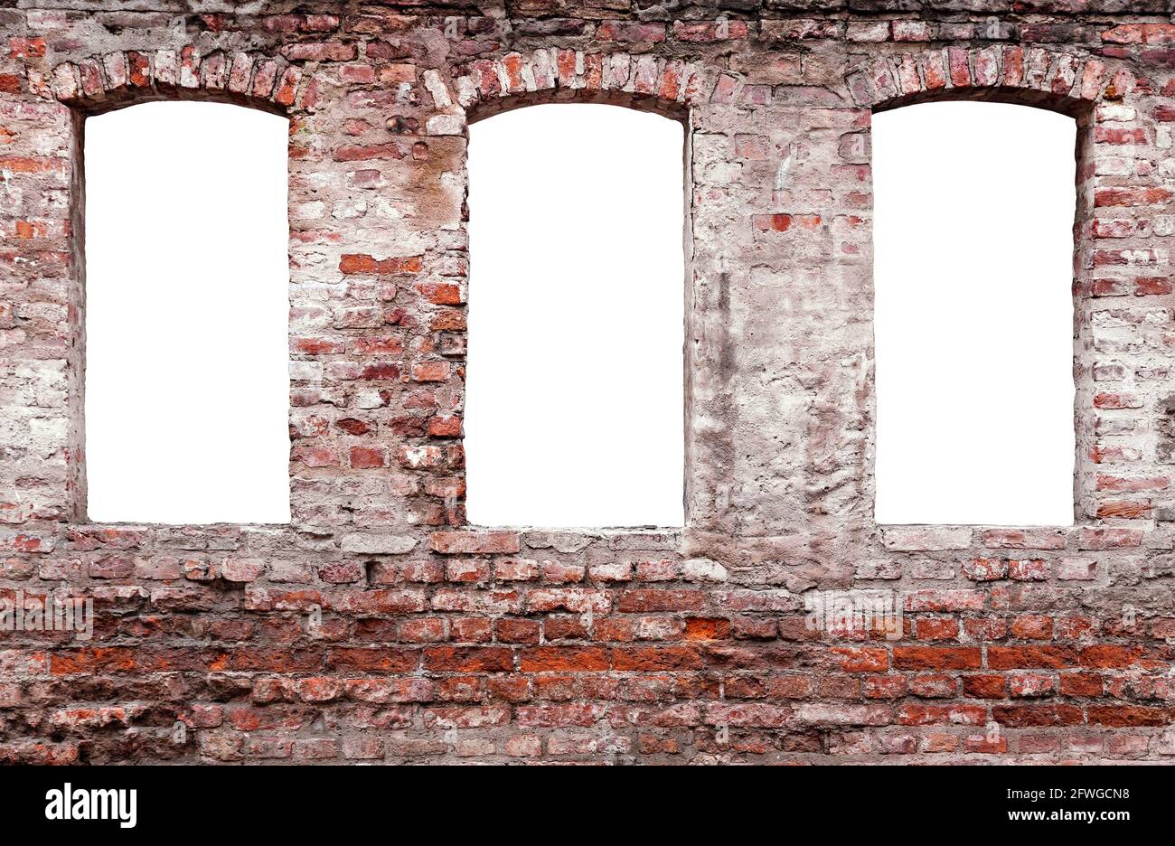 Alte verwitterte Ziegelmauer mit drei isolierten Fenstern Stockfoto