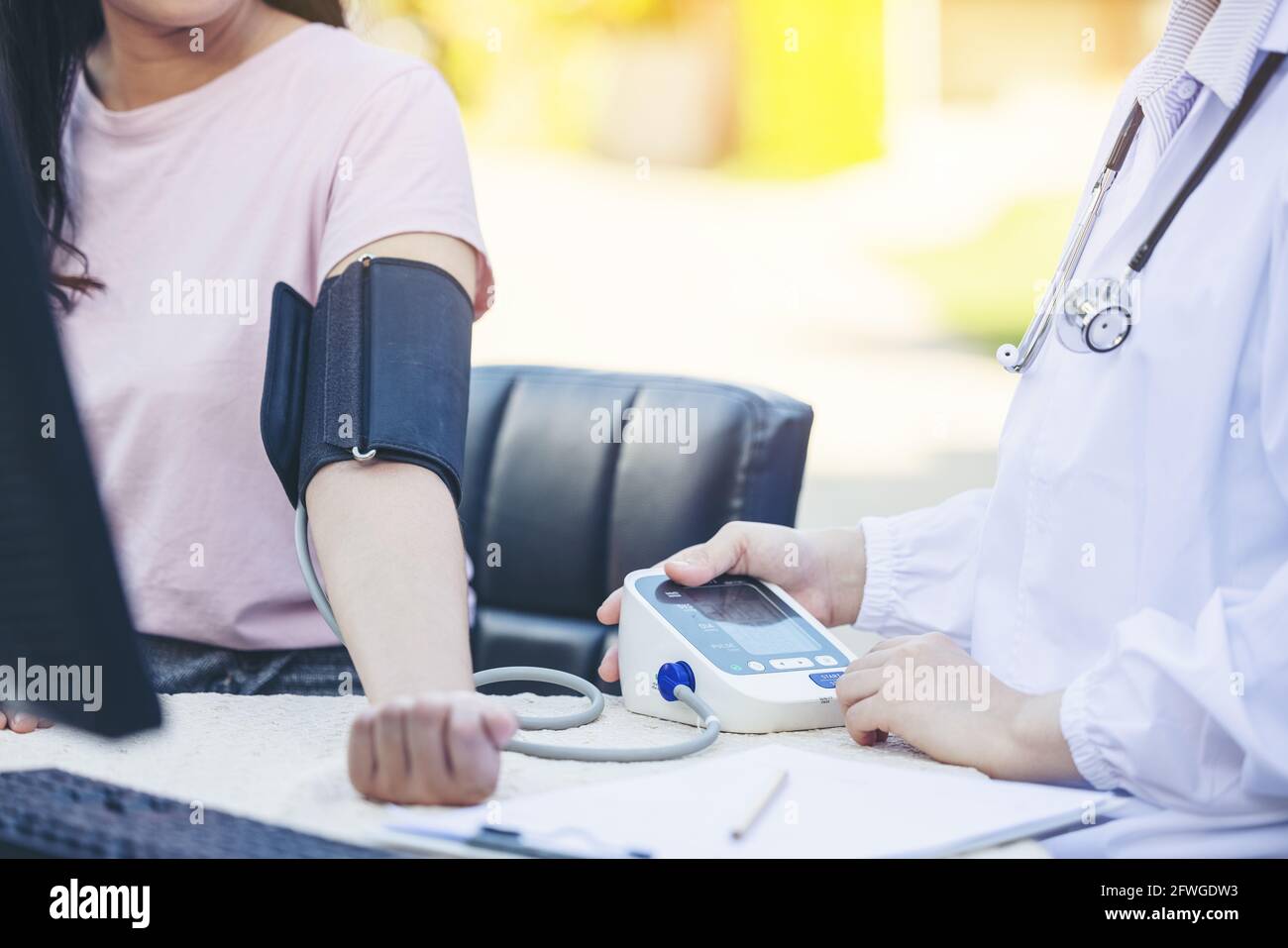 Weibliche Ärztin Messung des Blutdrucks von Frauen Patienten Sozialdienst in lokalen Dorf Thailand. Stockfoto