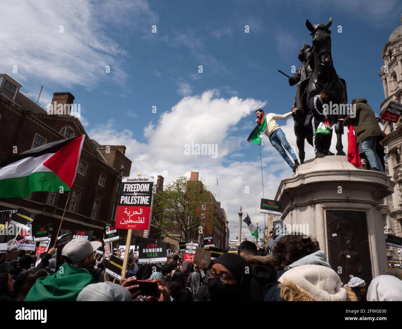 22/05/2021 Palästina-solidaritätsmarsch Londoner Demonstranten auf der Reiterstatue des Herzogs von Cambridge in Whitehall nehmen an einer Demonstration in London Teil, um gegen die jüngste israelische Bombenkampagne zu protestieren Stockfoto