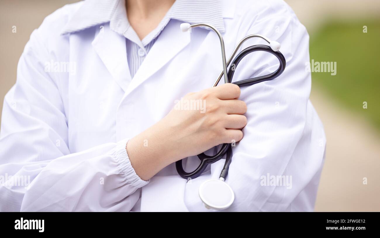Außenportrait Ärztin mit Stethoskop, Krankenhausangestellte. Stockfoto