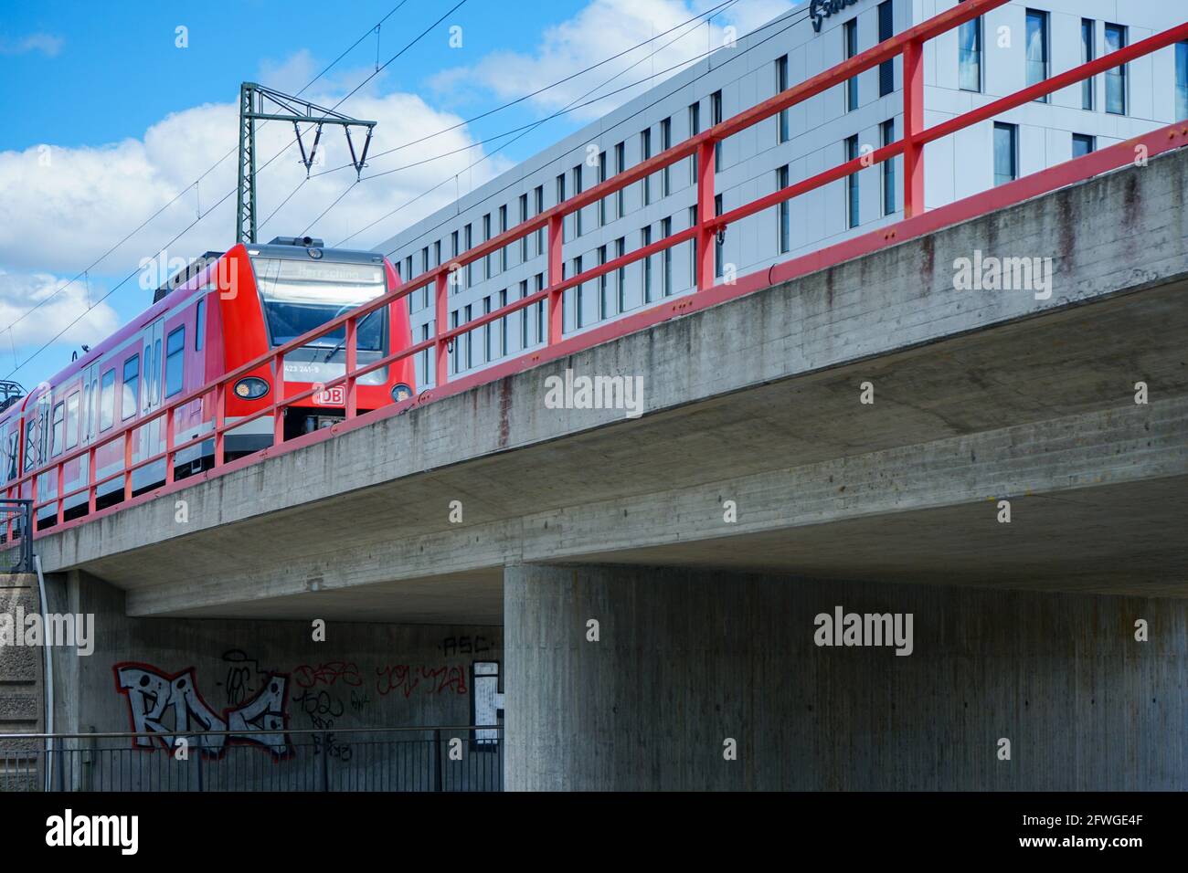 Blick auf den S-Bahnhof Freiham. Sie befindet sich in der Bodenseestraße, in unmittelbarer Nähe zum Bildungscampus Freiham. Stockfoto