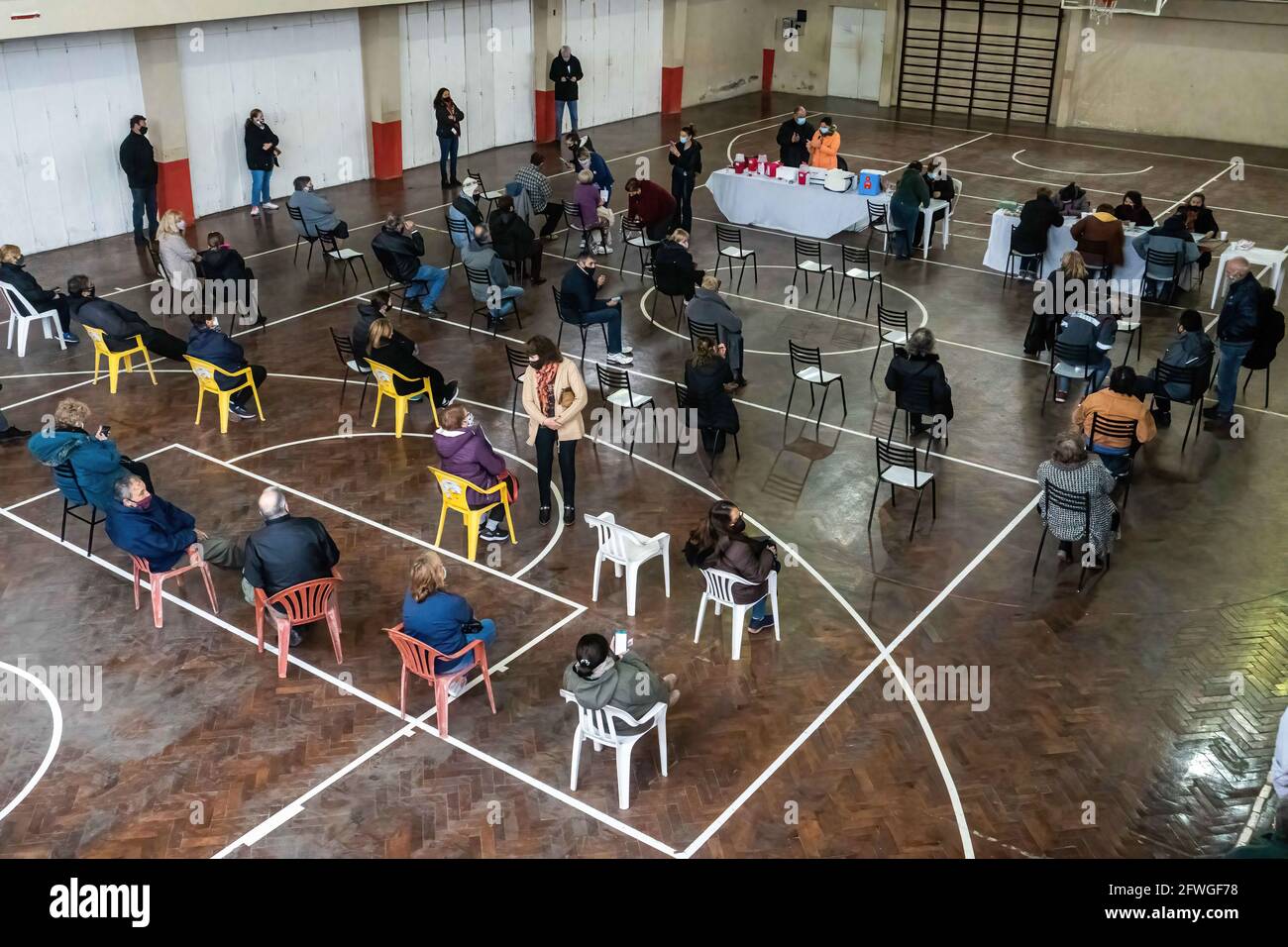 Firmat, Argentinien. Mai 2021. Während eines Impftages in einem der Basketballplätze des Firmat Football Clubs warten die Menschen darauf, dass sie sich mit dem Impfstoff Sputnik V COVID-19 impfen lassen. Argentinien führt die Impfkampagne COVID-19 fort, die darauf abzielt, alle Menschen über 60 oder einen Teil der Risikogruppen zu impfen. (Foto von Patricio Murphy/SOPA Images/Sipa USA) Quelle: SIPA USA/Alamy Live News Stockfoto