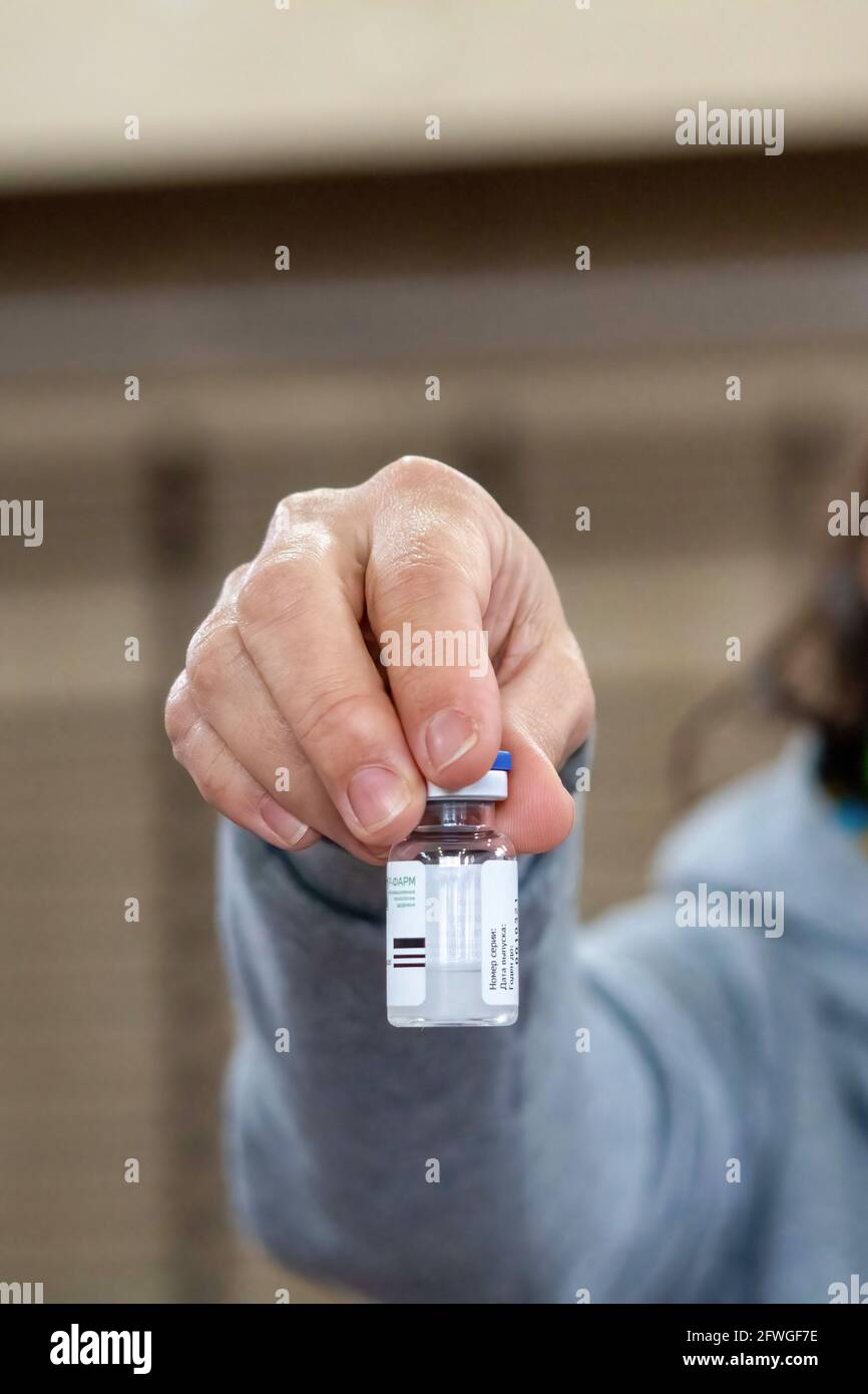 Firmat, Argentinien. Mai 2021. Eine Krankenschwester hält eine gefrorene Ampulle mit dem Impfstoff Sputnik V COVID-19. Argentinien führt die Impfkampagne COVID-19 fort, die darauf abzielt, alle Menschen über 60 oder einen Teil der Risikogruppen zu impfen. (Foto von Patricio Murphy/SOPA Images/Sipa USA) Quelle: SIPA USA/Alamy Live News Stockfoto